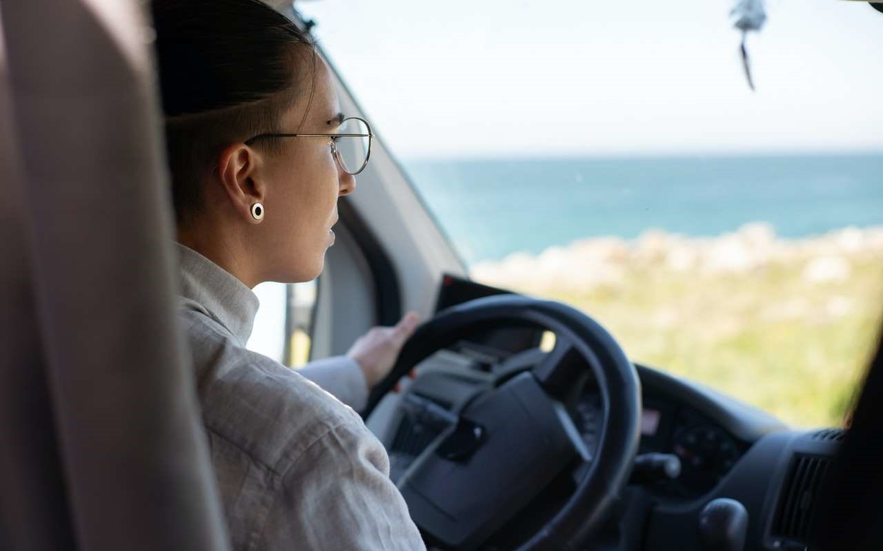 rapariga a praticar uma condução defensiva