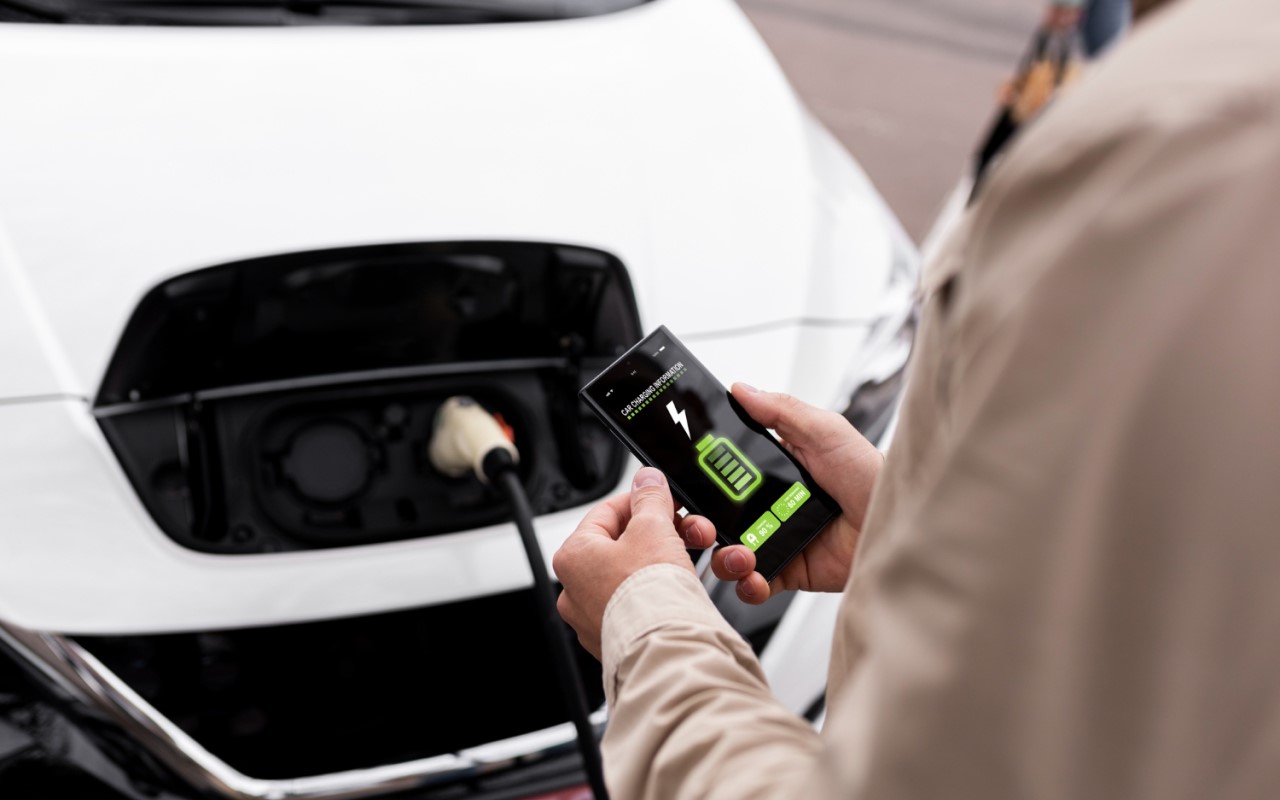 mulher a verificar a autonomia do carro elétrico