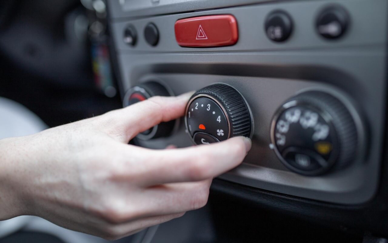 pessoa a ajustar temperatura depois de carregar ar condicionado