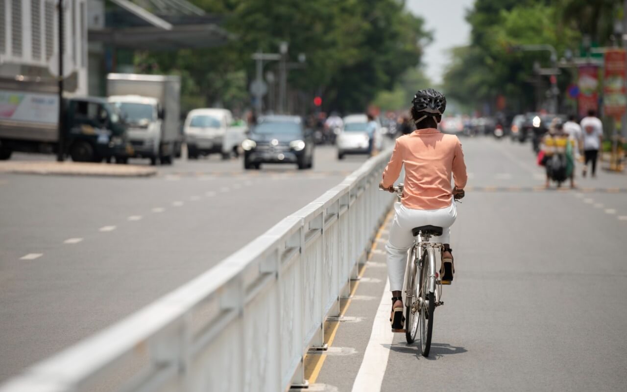 cicilista e carros na estrada