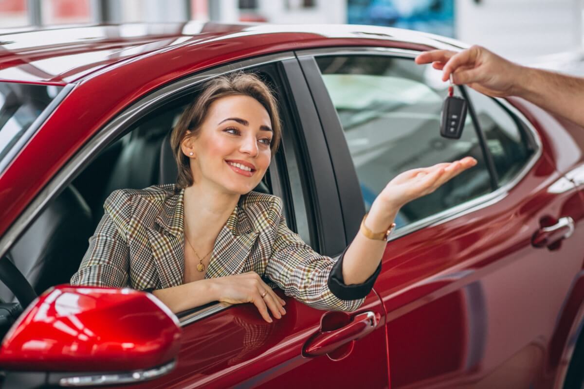 senhora a comprar carro usado