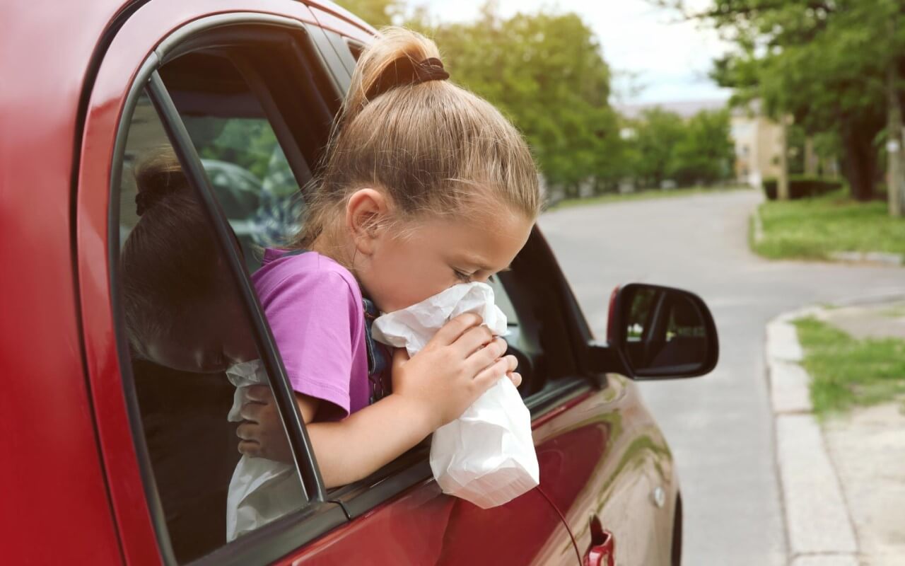 criança a enjoar no carro