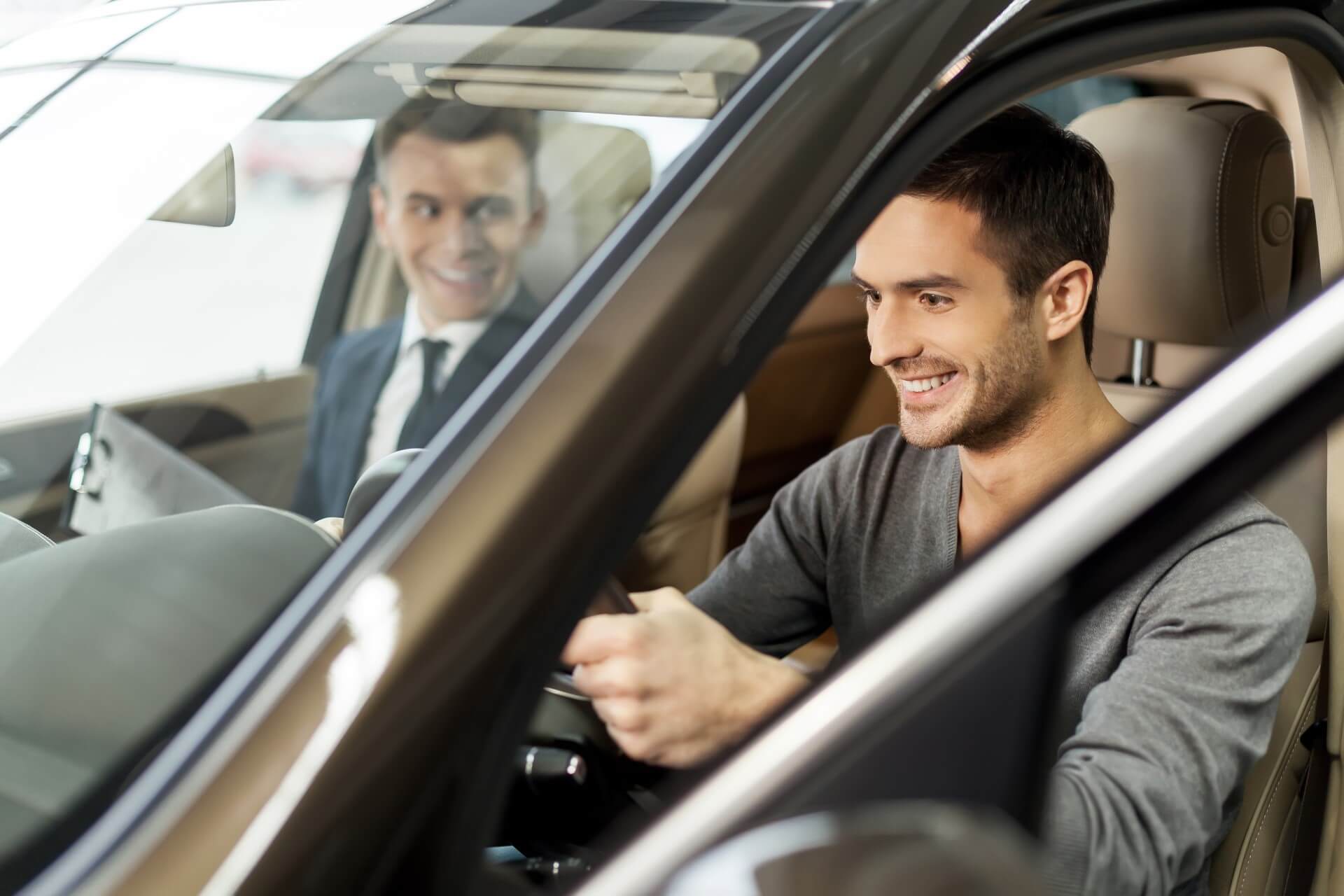 homem a comprar o seu primeiro carro