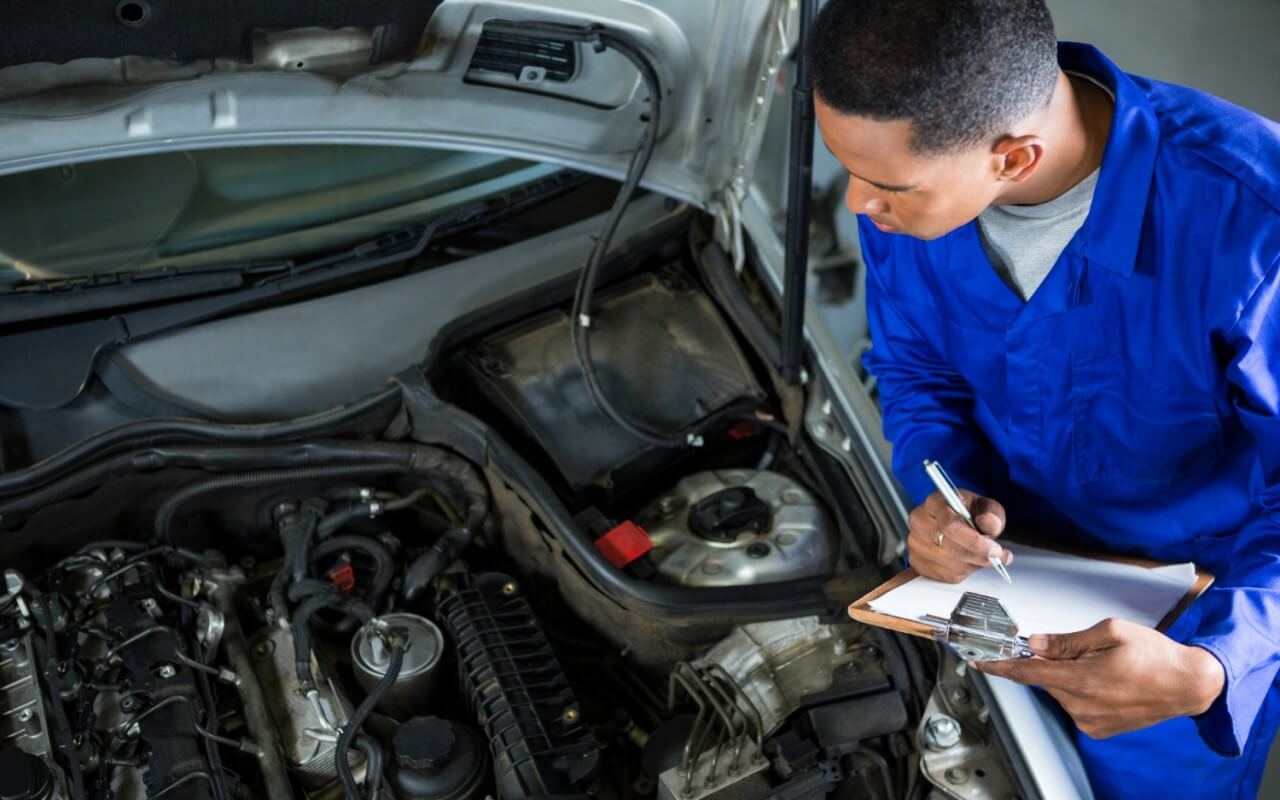 mecânico a realizar inspeção automóvel a carro