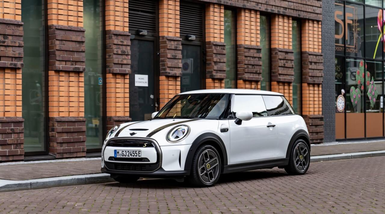 Mini Cooper SE 3 portas em branco