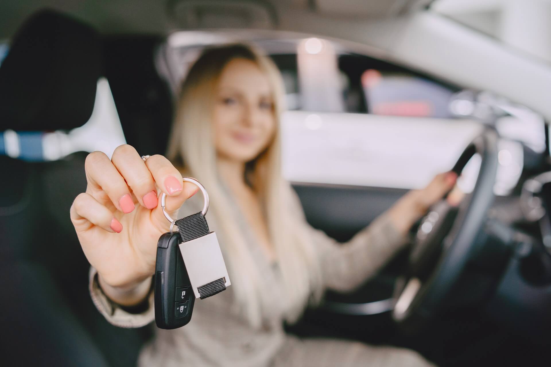 mulher a comprar primeiro carro