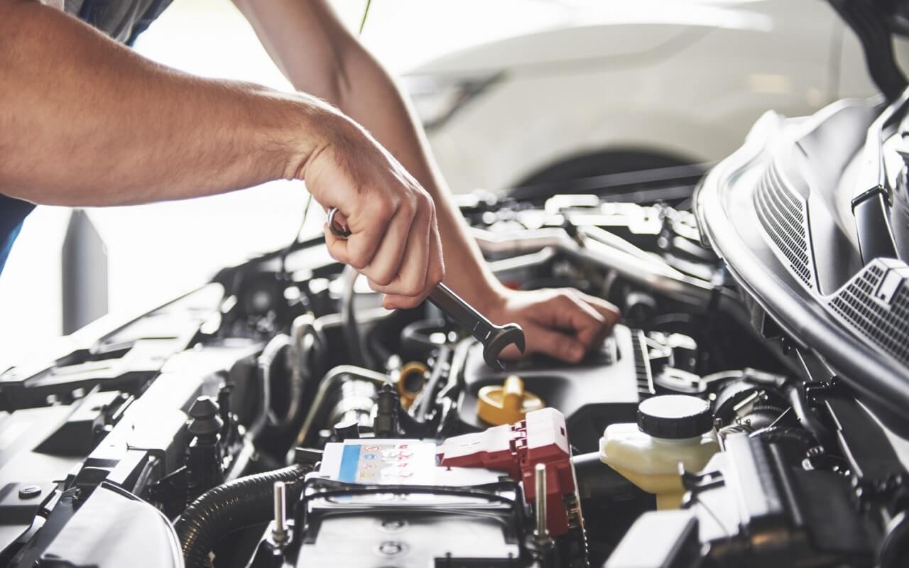 mecânico a trabalhar num carro numa oficina mecânica