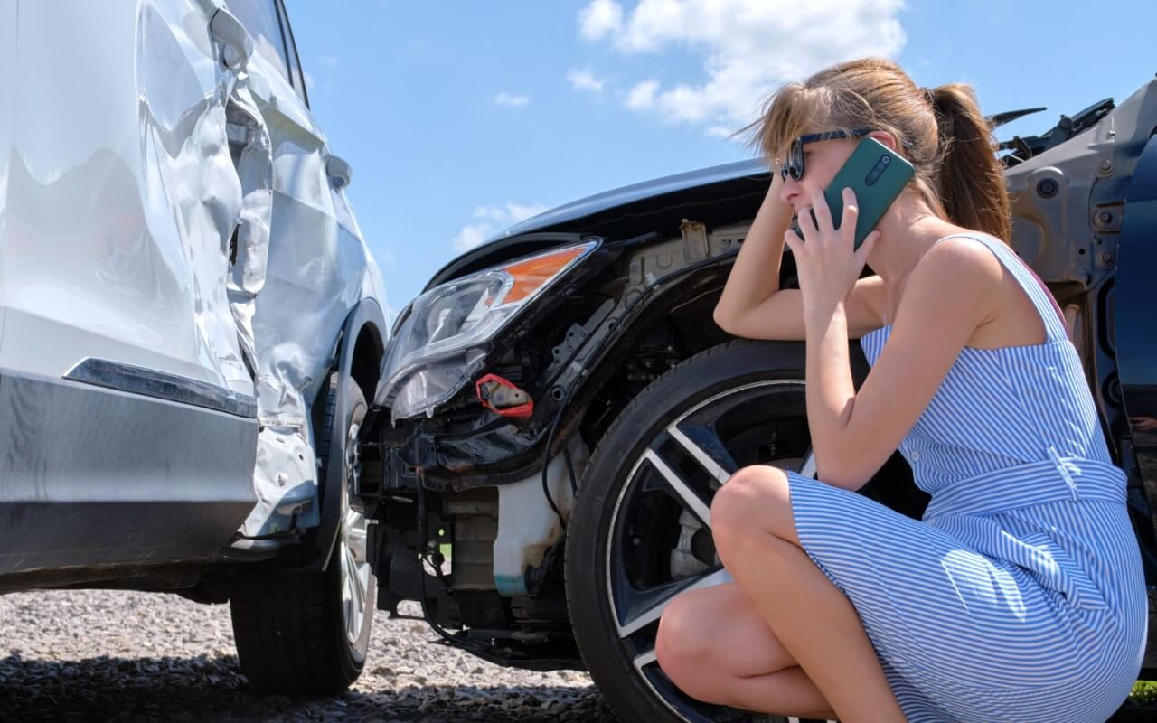 mulher a recorrer a fundo de garantia automóvel após acidente