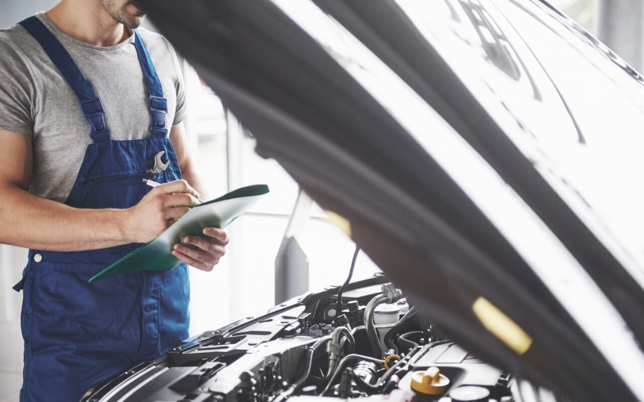 mecânico a fazer revisão simples a um carro