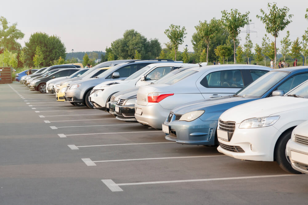 carros de diferentes segmentos automóveis estacionados