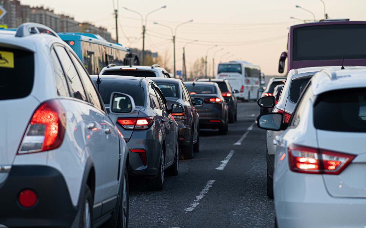 carros no trânsito a darem distância de segurança