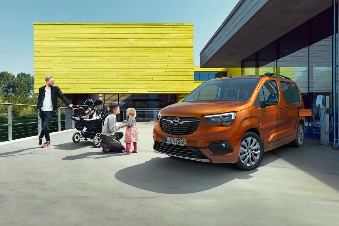 opel combo-e life a carregar junto a família